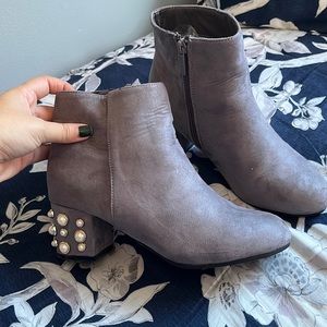 Women grey suede boots with pearls size 7.5